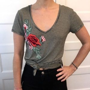Short sleeve tee strips with flower embroidery